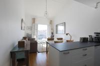 cocina con encimera y sala de estar. en Joli appartement avec magnifique vue, en Saint-Martin-de-Ré