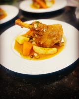 une assiette de nourriture avec de la viande et des légumes sur une table dans l'établissement Hôtel Restaurant Le Relais des Gourmands, à Gramat