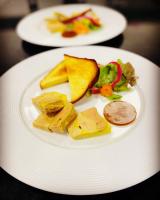 une plaque blanche avec de la nourriture sur une table dans l'établissement Hôtel Restaurant Le Relais des Gourmands, à Gramat