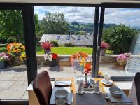 comedor con vistas al jardín en Camden Lodge B&amp;B and Cottage Brecon, en Brecon