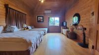 a bedroom with two beds and a tv in it at Yosemite Park B&amp;B in Ren&#39;ai