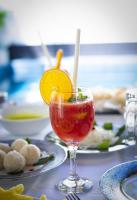 un drink in un bicchiere con una fetta d'arancia sul tavolo di Villa Sole a Kandy