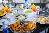 un tavolo sormontato da piatti di cibo e bevande di Villa Sole a Kandy