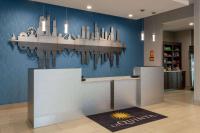 La Quinta Inn & Suites by Wyndham Shorewoodに飾ってある許可証、賞状、看板またはその他の書類