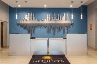 La Quinta Inn & Suites by Wyndham Shorewoodに飾ってある許可証、賞状、看板またはその他の書類