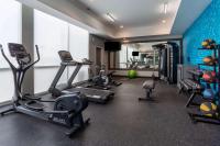 La Quinta Inn & Suites by Wyndham Shorewoodにあるフィットネスセンターまたはフィットネス設備