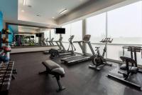 La Quinta Inn & Suites by Wyndham Shorewoodにあるフィットネスセンターまたはフィットネス設備