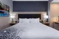 La Quinta Inn & Suites by Wyndham Shorewoodにあるベッド