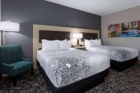 La Quinta Inn & Suites by Wyndham Shorewoodにあるベッド