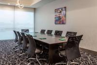 La Quinta Inn & Suites by Wyndham Shorewoodにあるビジネスエリアまたは会議室
