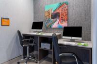 La Quinta Inn & Suites by Wyndham Shorewoodにあるテレビまたはエンターテインメントセンター