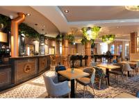 restauracja ze stołami i krzesłami oraz barem w obiekcie Point A Hotel Dublin Parnell Street w Dublinie