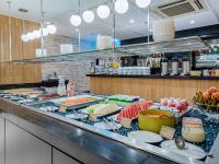 a buffet line with many different types of food at Hotel Cassino Tower Campinas Cambuí By Nacional Inn in Campinas