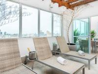 a room with three rattan chairs and windows at Hotel Cassino Tower Campinas Cambuí By Nacional Inn in Campinas