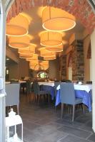 Un comedor con mesas, sillas y luces. en Lizard Hotel, en Como