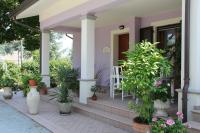 A garden outside B&B Valmarecchia