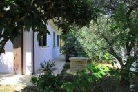 A garden outside B&B Valmarecchia