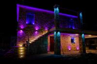 ein Gebäude mit lila und blauen Lichtern in der Unterkunft ΒΙΛΛΑ ΤΟ ΠΕΤΡΙΝΟ stone bild villa full equipment in Nafpaktos