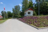 Vonkajšia záhrada v ubytovaní "Rodzinny Apartament pod Śnieżką" na osiedlu "Apartamenty pod Śnieżką"