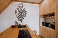 Kuchyňa alebo kuchynka v ubytovaní Apartament Tatry Folk regionalny Grota Solna
