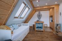 Televízia a/alebo spoločenská miestnosť v ubytovaní Apartament Tatry Folk regionalny Grota Solna