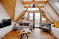 Televízia a/alebo spoločenská miestnosť v ubytovaní Apartament Tatry Folk regionalny Grota Solna