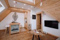 Televízia a/alebo spoločenská miestnosť v ubytovaní Apartament Tatry Folk regionalny Grota Solna