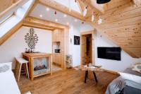 Televízia a/alebo spoločenská miestnosť v ubytovaní Apartament Tatry Folk regionalny Grota Solna