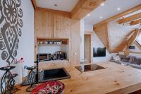 Kuchyňa alebo kuchynka v ubytovaní Apartament Tatry Folk regionalny Grota Solna