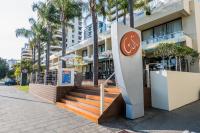 Un edificio con un cartel de Coca Cola. en Crowne Plaza Perth by IHG, en Perth