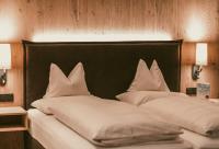 Ein Bett oder Betten in einem Zimmer der Unterkunft TRAUBE BRAZ Alpen Spa Golf Hotel