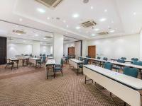 a classroom with tables and chairs in a room at Hotel Cassino Tower Campinas Cambuí By Nacional Inn in Campinas