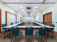 a conference room with a long table and chairs at Hotel Cassino Tower Campinas Cambuí By Nacional Inn in Campinas