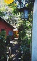 a street light in front of a red house at Hospedagem Recanto dos Ties in Abraão
