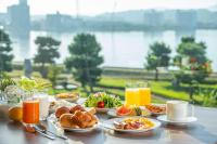 Hotel Ichibata في ماتسو: طاولة مليئة بأطباق طعام الإفطار وعصير البرتقال