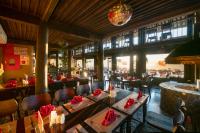 En restaurant eller et andet spisested på The Mong Village Resort & Spa