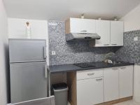 Kuchyňa alebo kuchynka v ubytovaní Holiday apartment in Privlaka with sea view, terrace, air conditioning, WiFi 3591-3