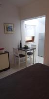 Kuchyňa alebo kuchynka v ubytovaní Holiday apartment in Privlaka with sea view, terrace, air conditioning, WiFi 3591-3