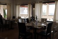 Reštaurácia alebo iné gastronomické zariadenie v ubytovaní Hostal Restaurante Benalup Golf