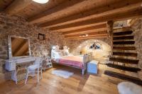 Posteľ alebo postele v izbe v ubytovaní Villa Festina Lente - cosy & authentic villa with private heated pool