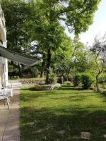Vonkajšia záhrada v ubytovaní APARTMANI BAN