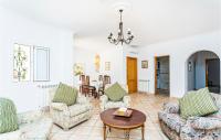 Posedenie v ubytovaní 3 Bedroom Awesome Home In Porto Petro