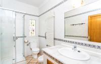 Kúpeľňa v ubytovaní 3 Bedroom Awesome Home In Porto Petro
