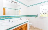 Kúpeľňa v ubytovaní 3 Bedroom Awesome Home In Porto Petro