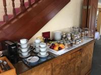 Un buffet con comida y bebidas en una mesa. en Girraween Country Inn, en Ballandean