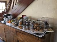 Un mostrador con muchos frascos de comida encima. en Girraween Country Inn, en Ballandean