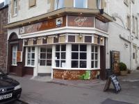 una tienda en una calle con un cartel delante en Dalgair House Hotel, en Callander