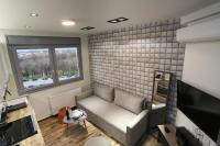 TV a/nebo společenská místnost v ubytování LA Larissa Luxury Apartments Dafne