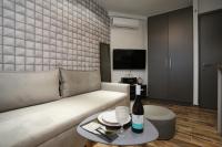 TV a/nebo společenská místnost v ubytování LA Larissa Luxury Apartments Dafne