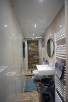 Koupelna v ubytování LA Larissa Luxury Apartments Dafne